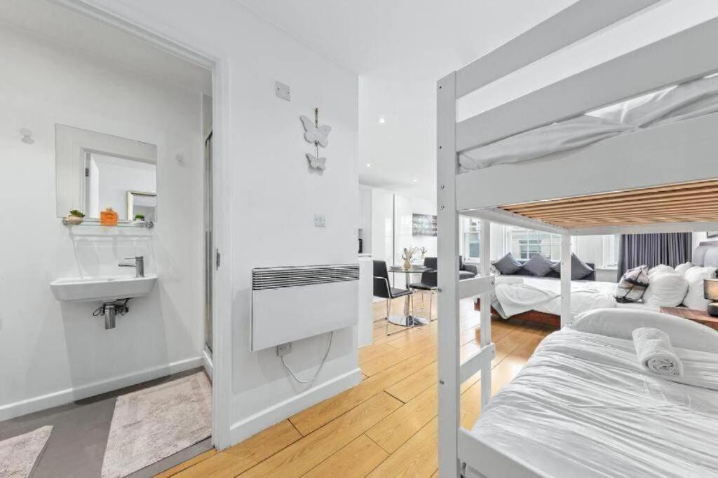 1 Bedroom Flat Piccadilly Sleep 7 In London Vr10 المظهر الخارجي الصورة